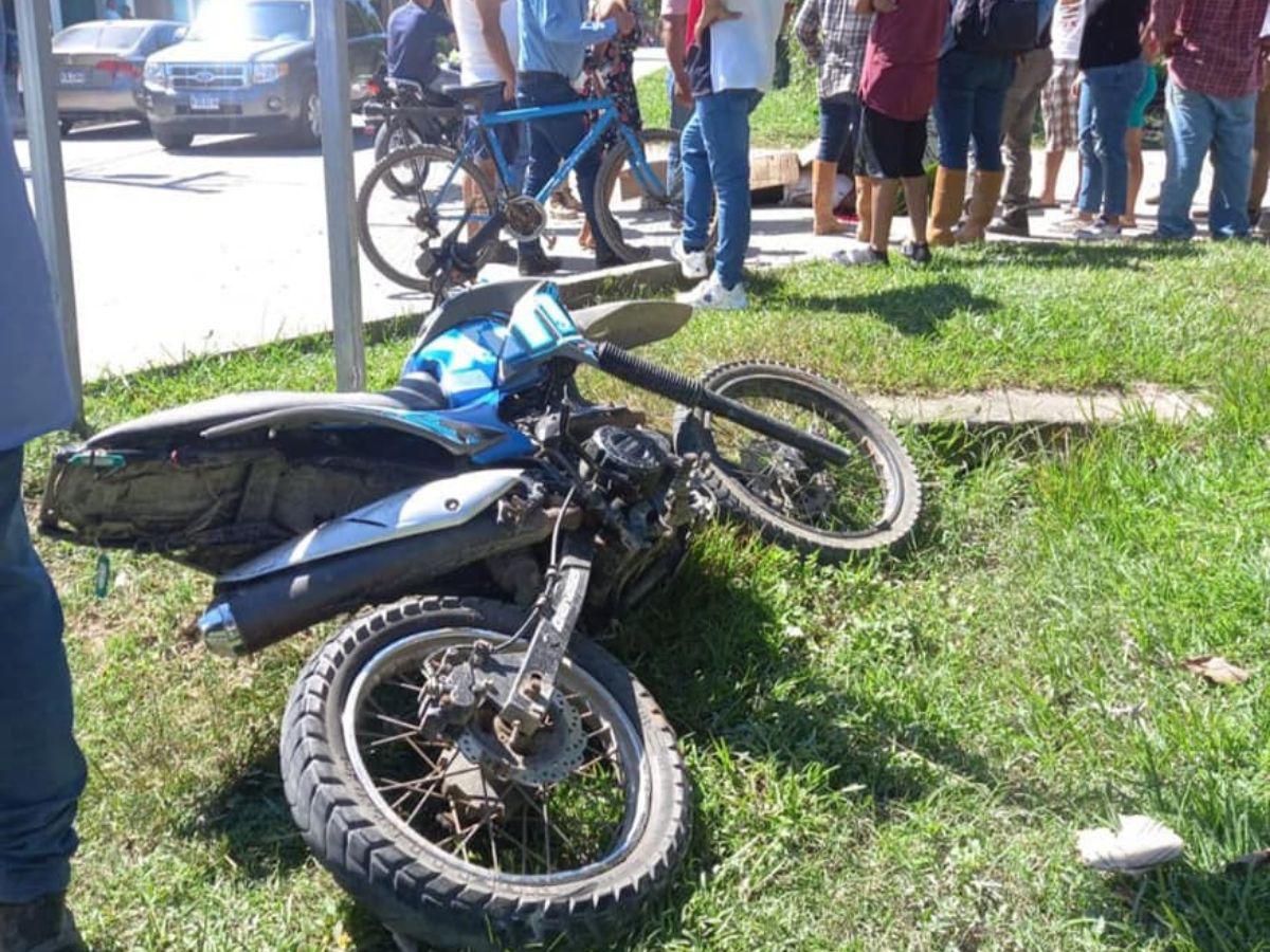 Muere motociclista tras impactar contra un poste en Atlántida
