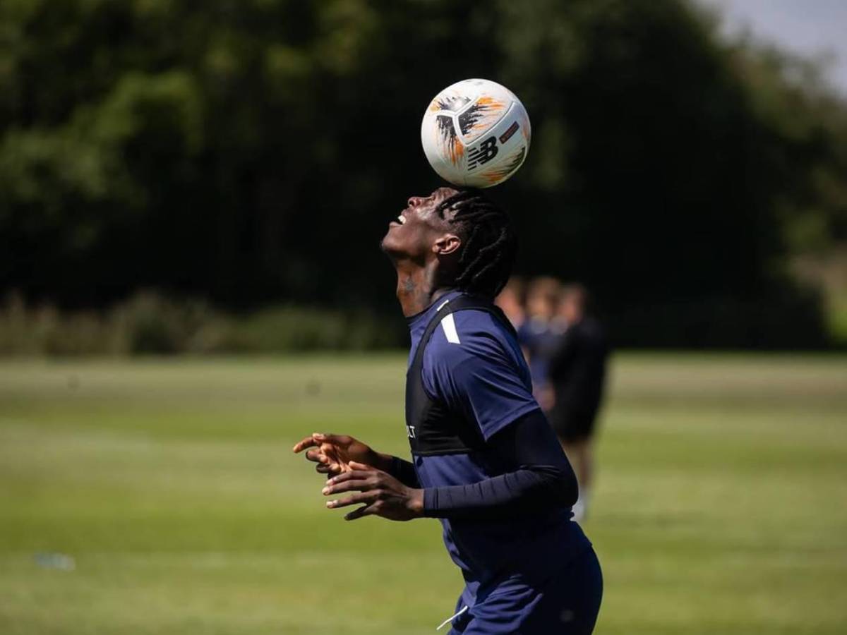 Futbolista profesional muere tras desplomarse a los 10 minutos de un partido