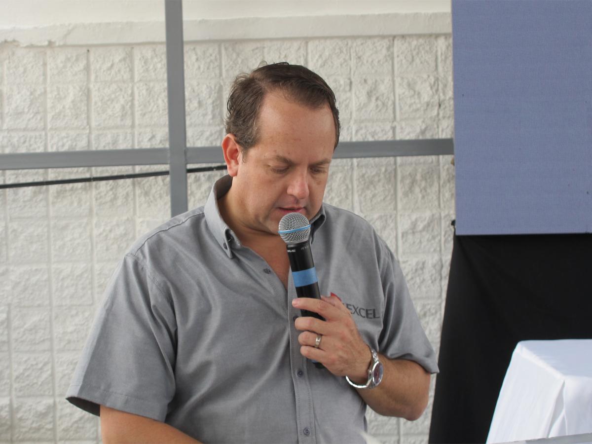 Antonio Larín, gerente de País de Excel Honduras, expresó que este nuevo edificio de la empresa “significa más que una inversión en ladrillos y en cemento, significa el compromiso al desarrollo, el compromiso al bienestar de todos los ceibeños y de todo el litoral atlántico”.
