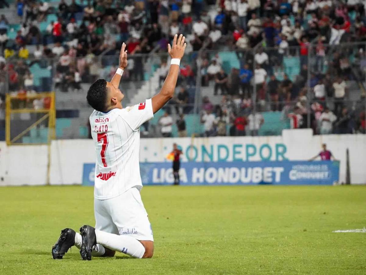 Caras largas en Olimpia, enfado de la afición con Espinel y festejo de Victoria