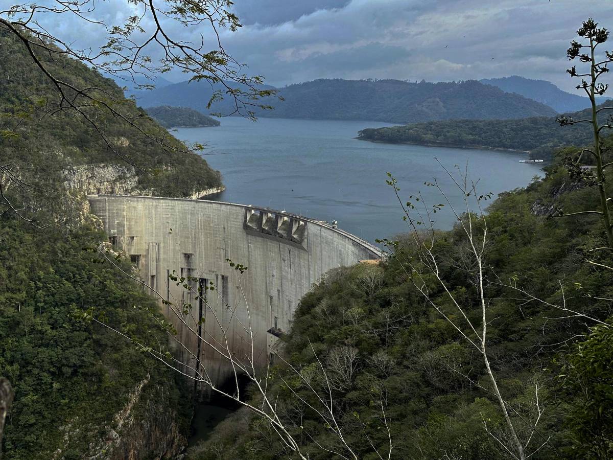 Fotografía de la represa hidroeléctrica Francisco Morazán, conocida como “El Cajón”.