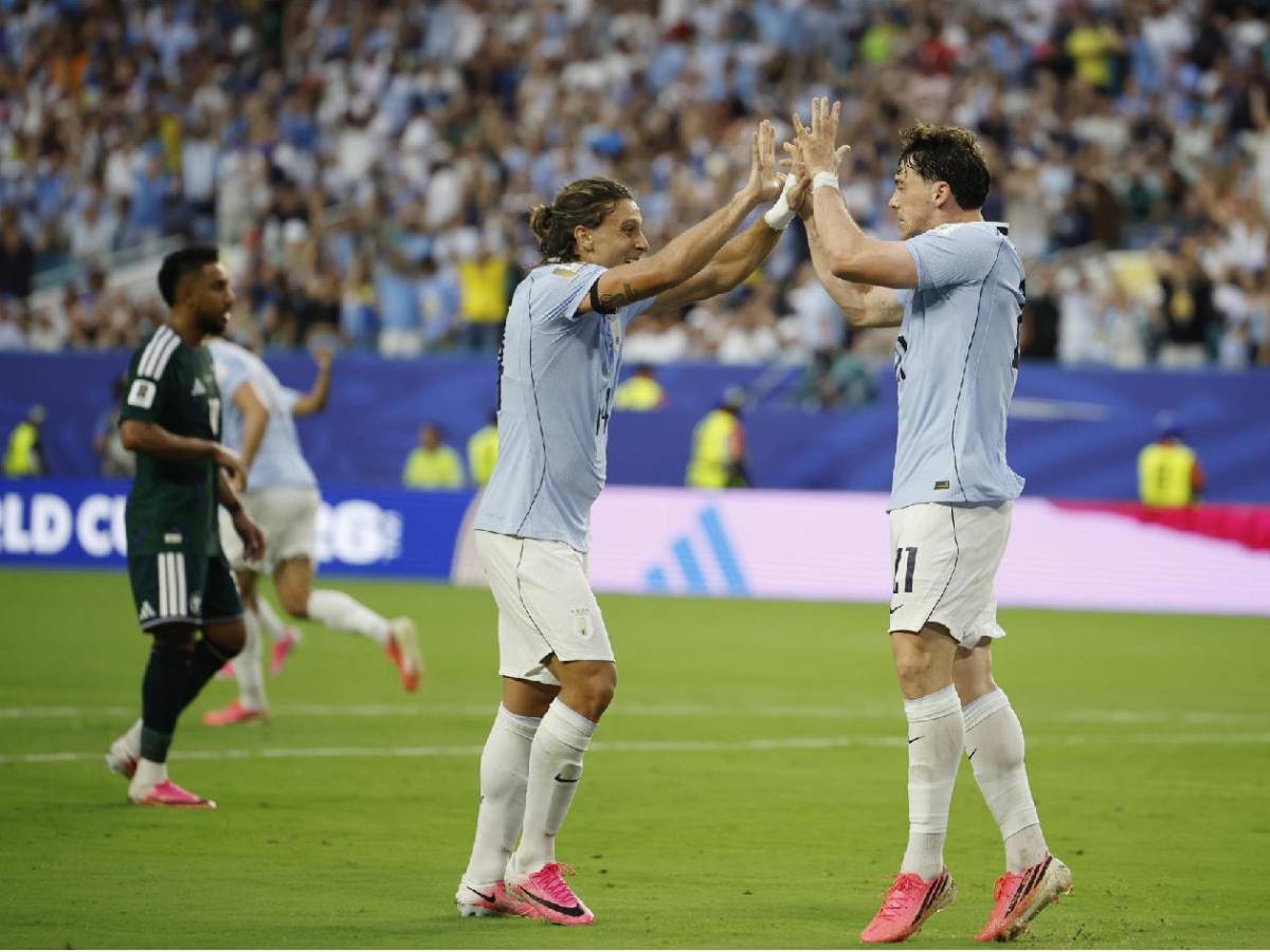 Uruguay decepciona en su debut en el Mundial, inesperado héroe y Arabia sorprende