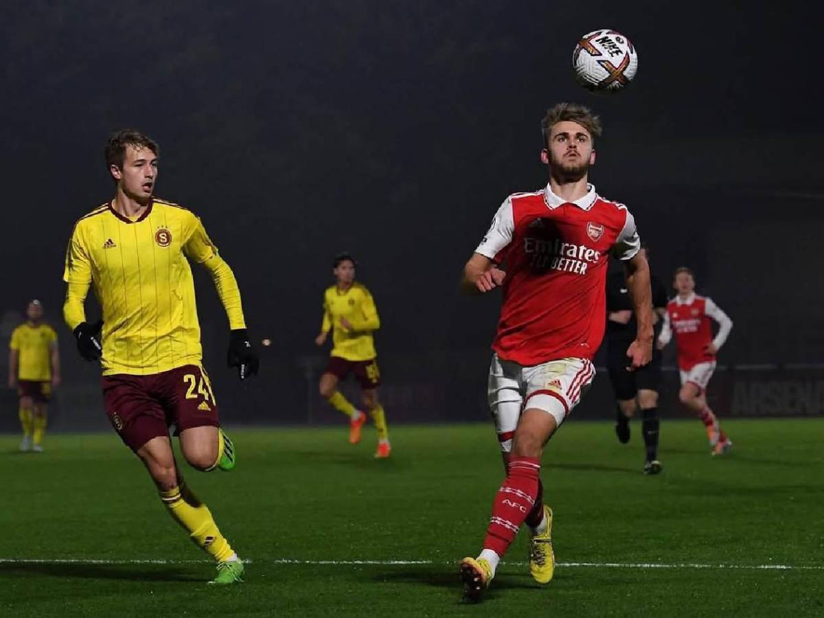 Futbolista sufre golpe en pleno partido y se encuentra en coma inducido