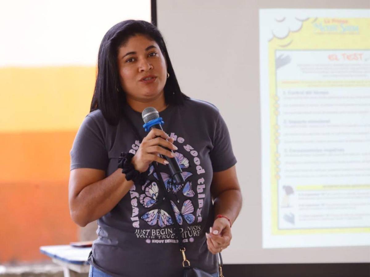 Cerca de 200 padres del CEB Dionisio de Herrera aprendieron sobre la adicción a pantallas