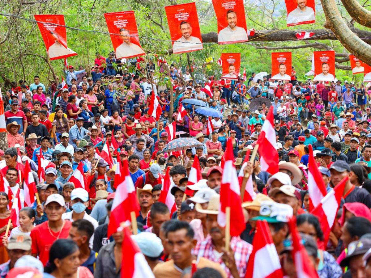 Casa por casa, Jorge Cálix saluda a “quienes anhelan un cambio para Honduras”