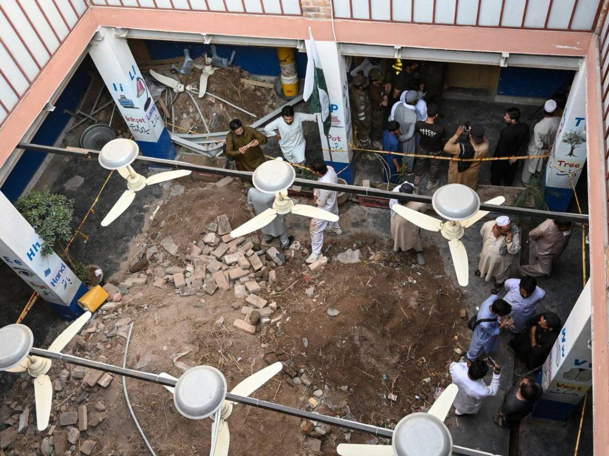 Horror en escuela: hallan muertos a 32 estudiantes y una maestra tras caerse techo