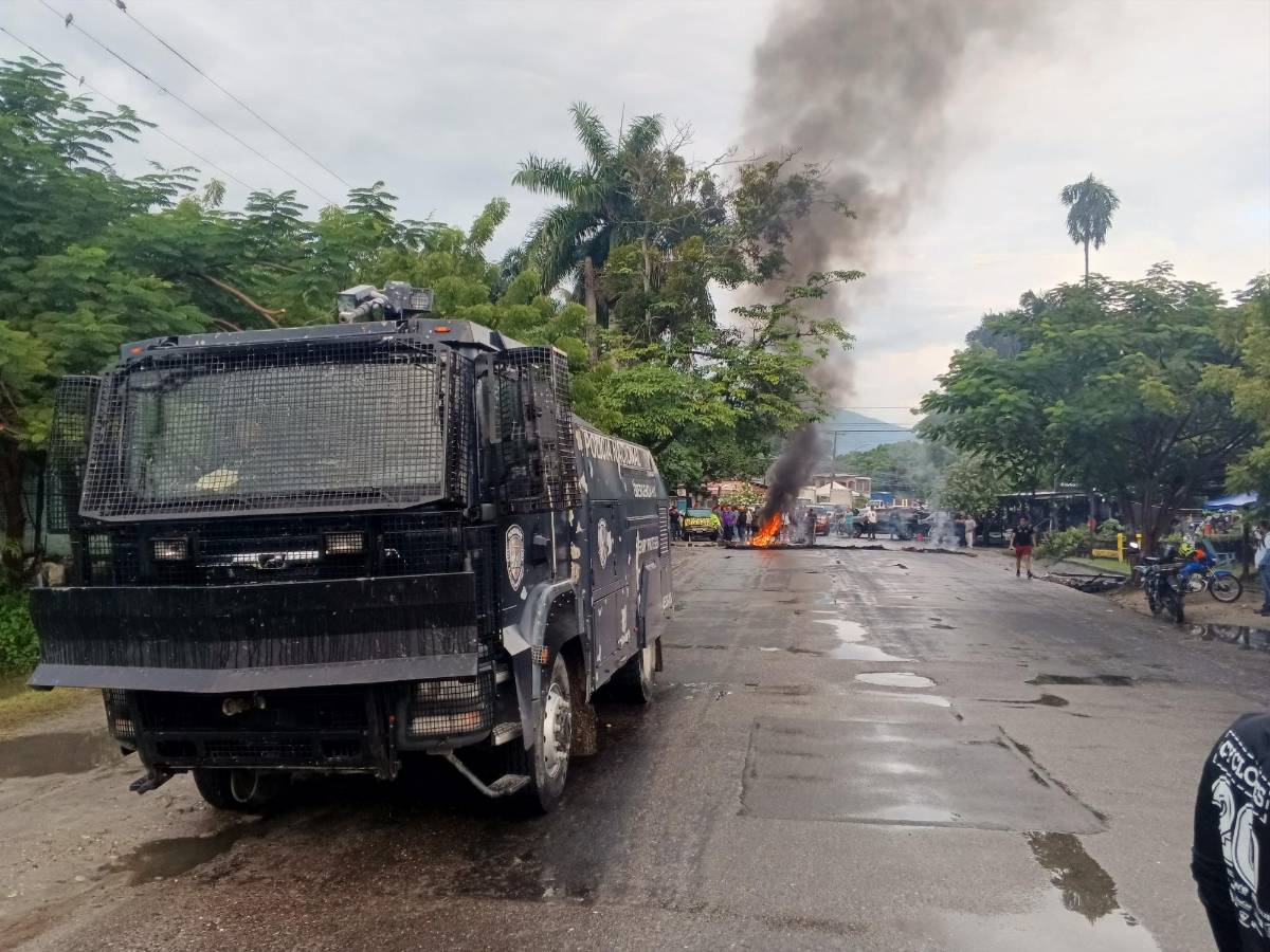 Con tanqueta, policía evita toma de bulevar del norte por vecinos de la Fesitranh