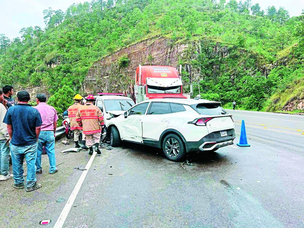 <b>La lujosa camioneta blanca impactó en la parte frontal de la ambulancia y en una rastra.</b>