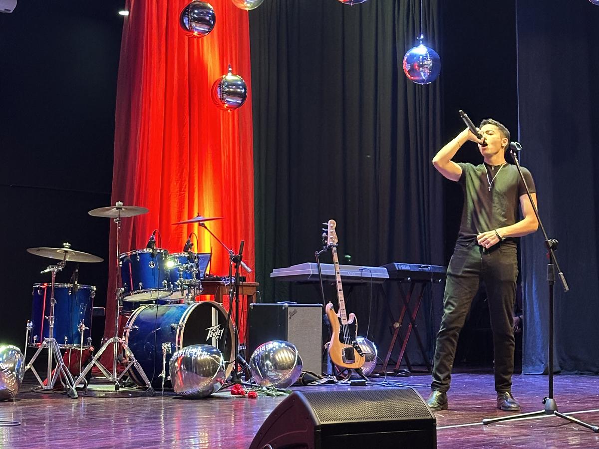 Los estudiantes tienen muchas opciones artísticas en Western International Dance Studio.