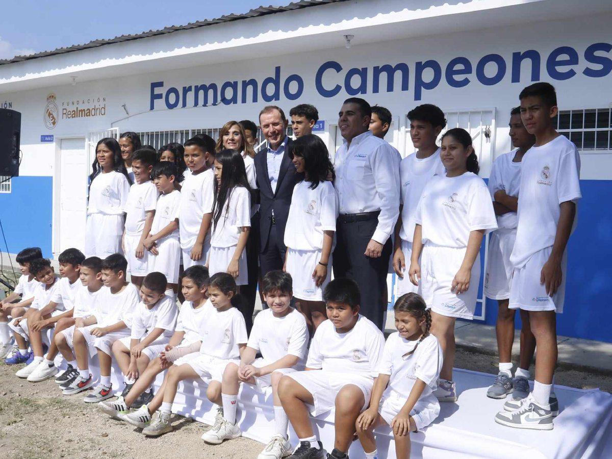 Emilio Butragueño junto a Mario Faraj y los niños de la Fundación Real Madrid.