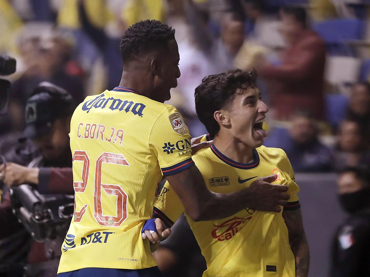 Cristian Borja (i) y Alejandro Zendejas celebran el segundo gol de América sobre Monterrey.