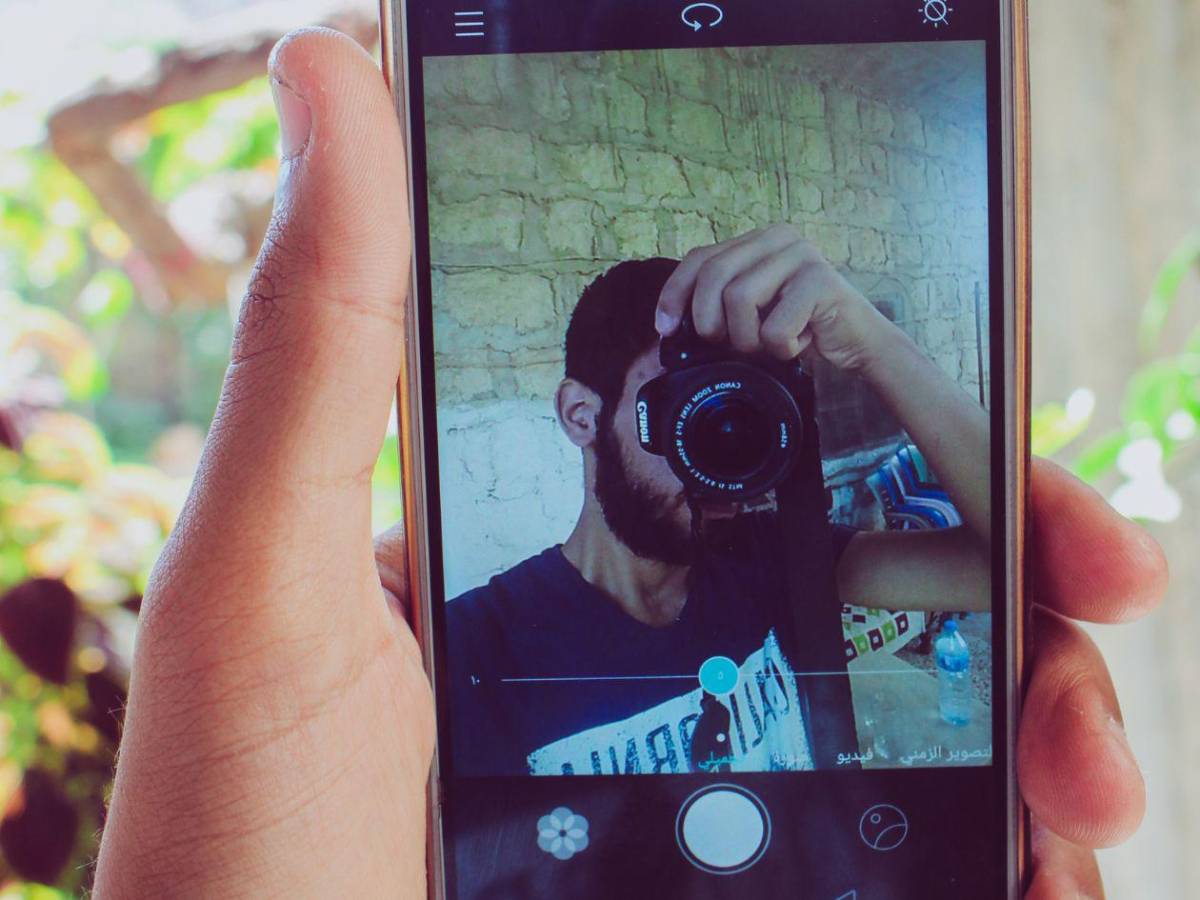 Francia prohíbe uso de redes sociales a menores de 15 años