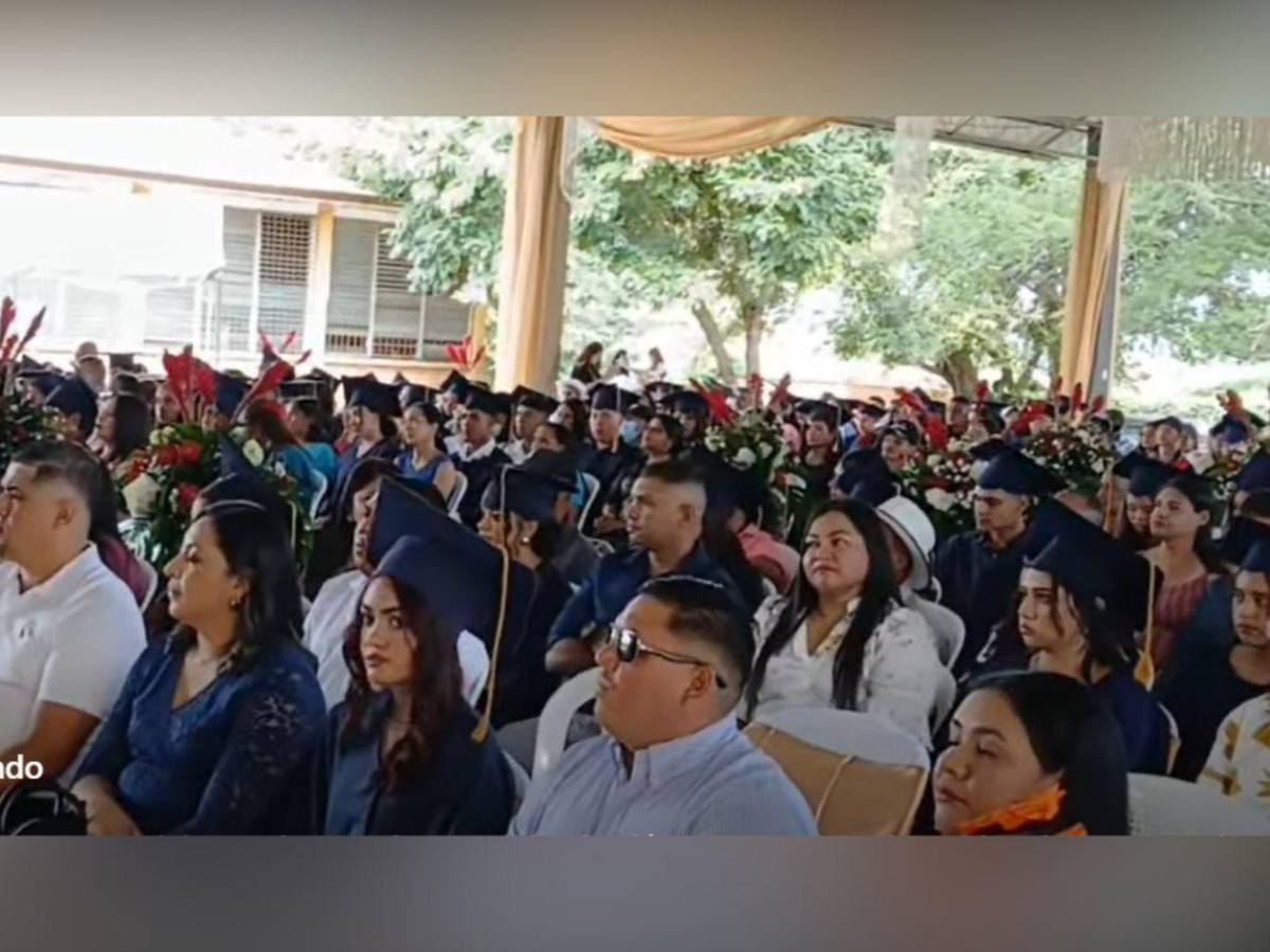 Alegría en Yoro: A sus 65 años, doña Vicky cumple su sueño de graduarse