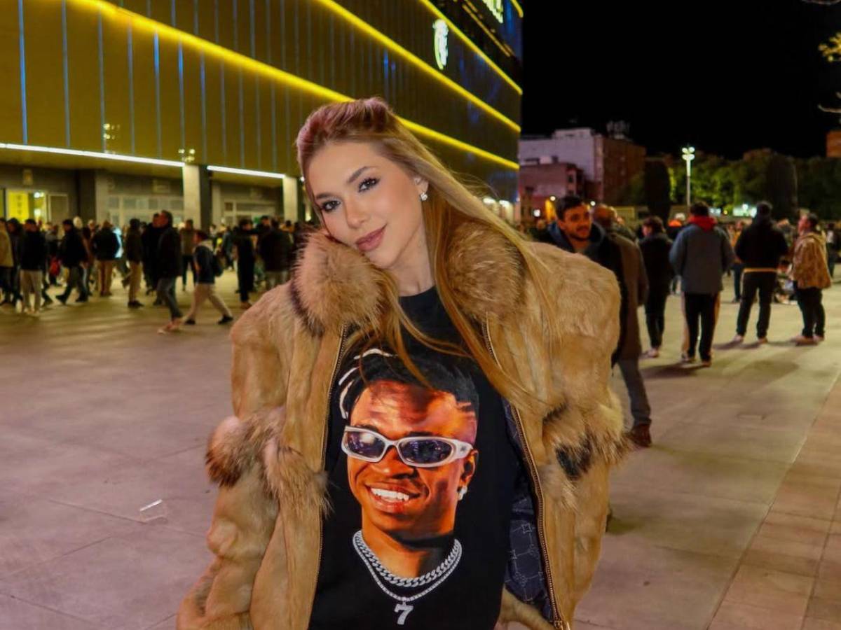 Novia de Vinícius sorprende con vestido picante y collar con su nombre