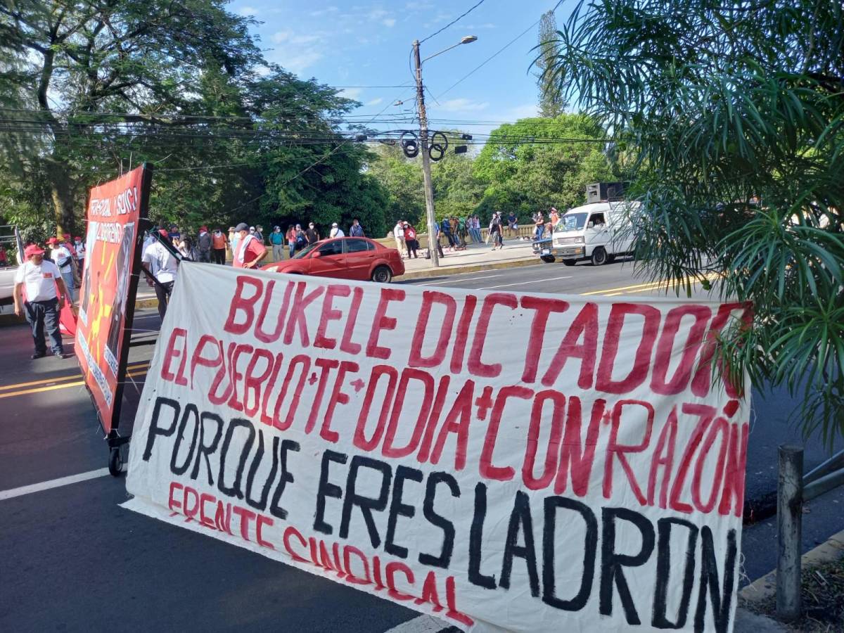 “Bukele dictador”: Salvadoreños se lanzan a las calles en protesta contra el gobierno