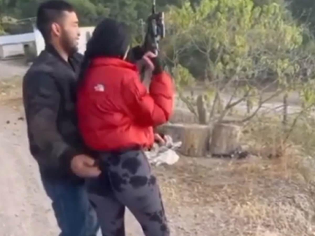 Sicaria del cártel de Sinaloa se exhibe en un video con equipo táctico y disparando un fusil