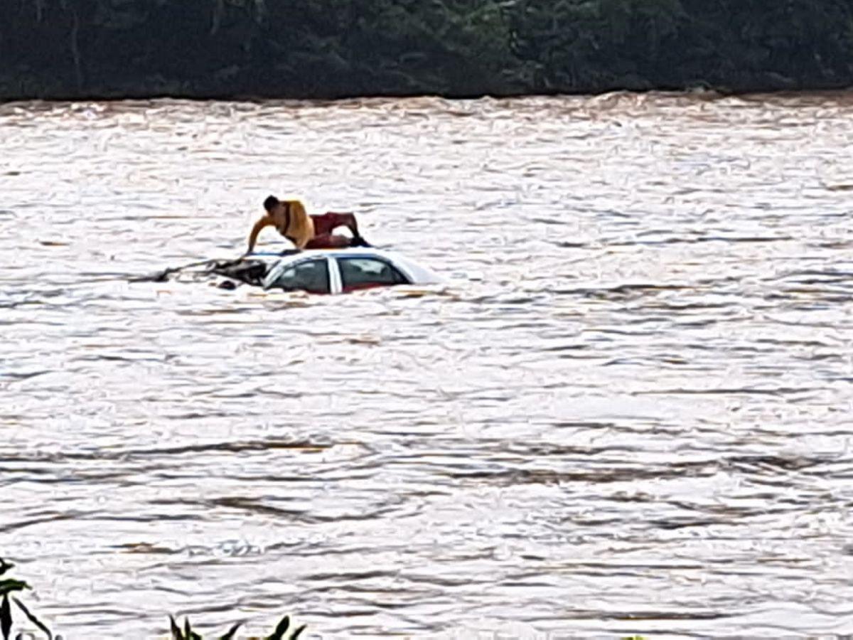 Carro es arrastrado por el río Cangrejal de La Ceiba