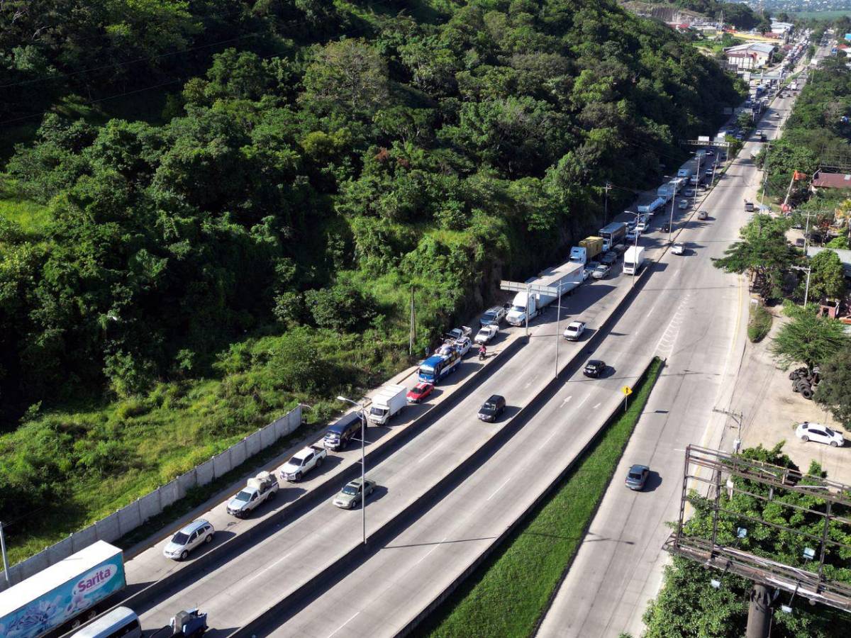 Largas filas al occidente de Honduras por reparación de carretera