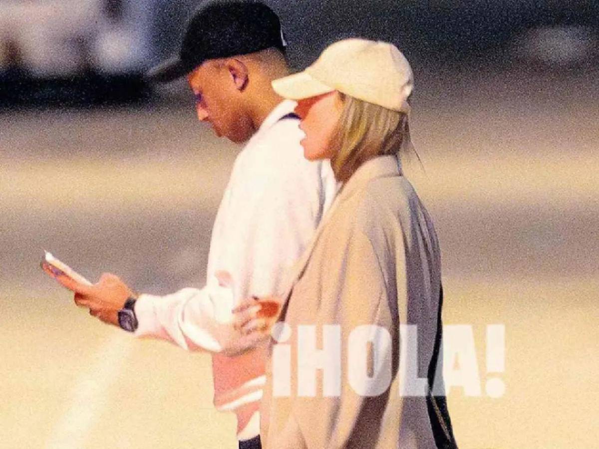 Mbappé y Ester Expósito desatan la locura: fotos del beso que confirma su romance