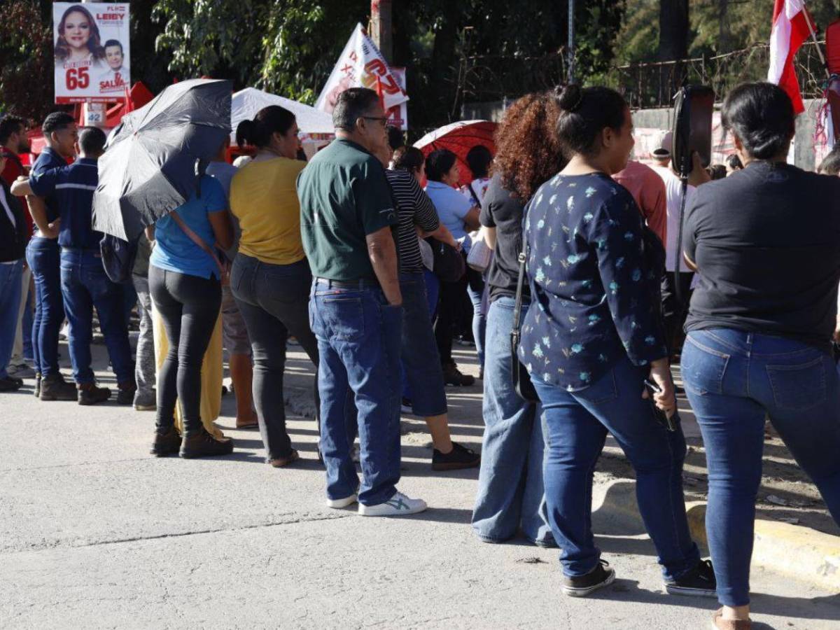 Largas filas en centros de votación en elecciones generales