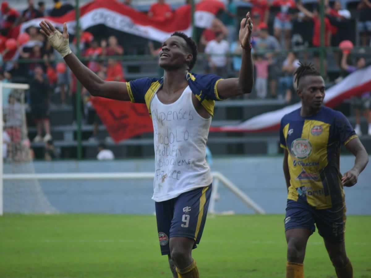 Bryan Castillo festejando su gol sexto gol del campeonato.