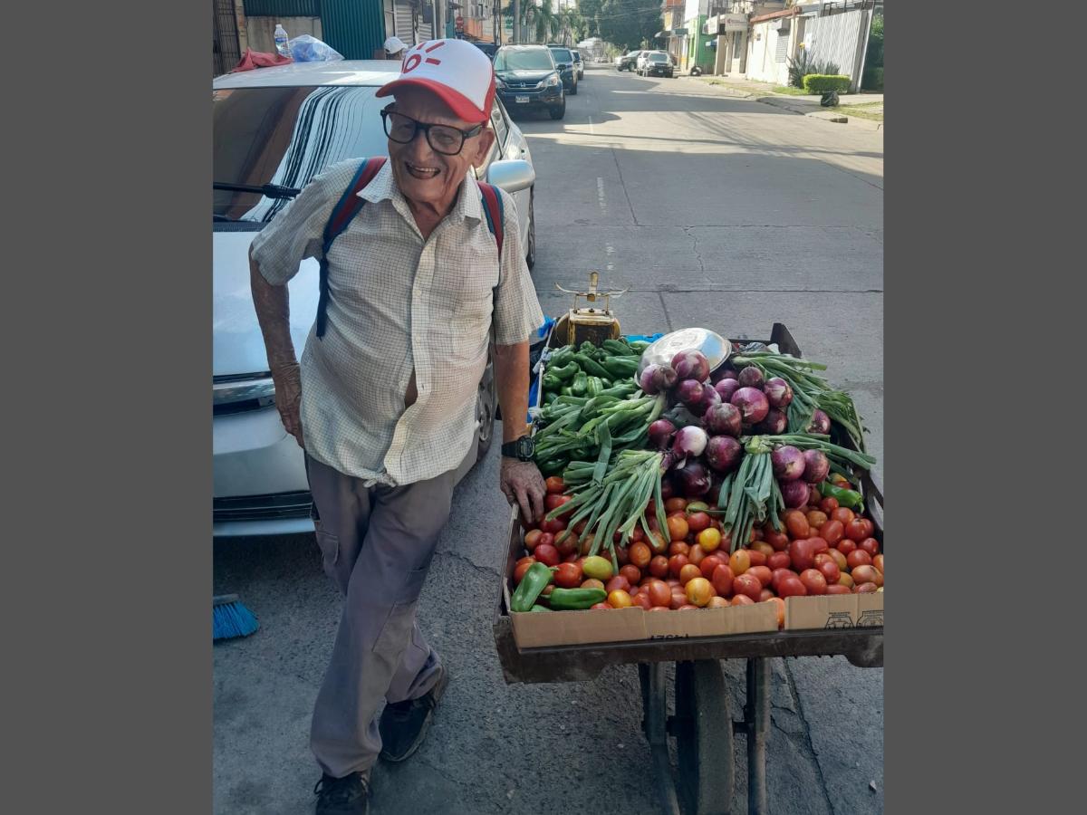 “El Tío” tiene 82 años y se gana la vida vendiendo verduras en SPS