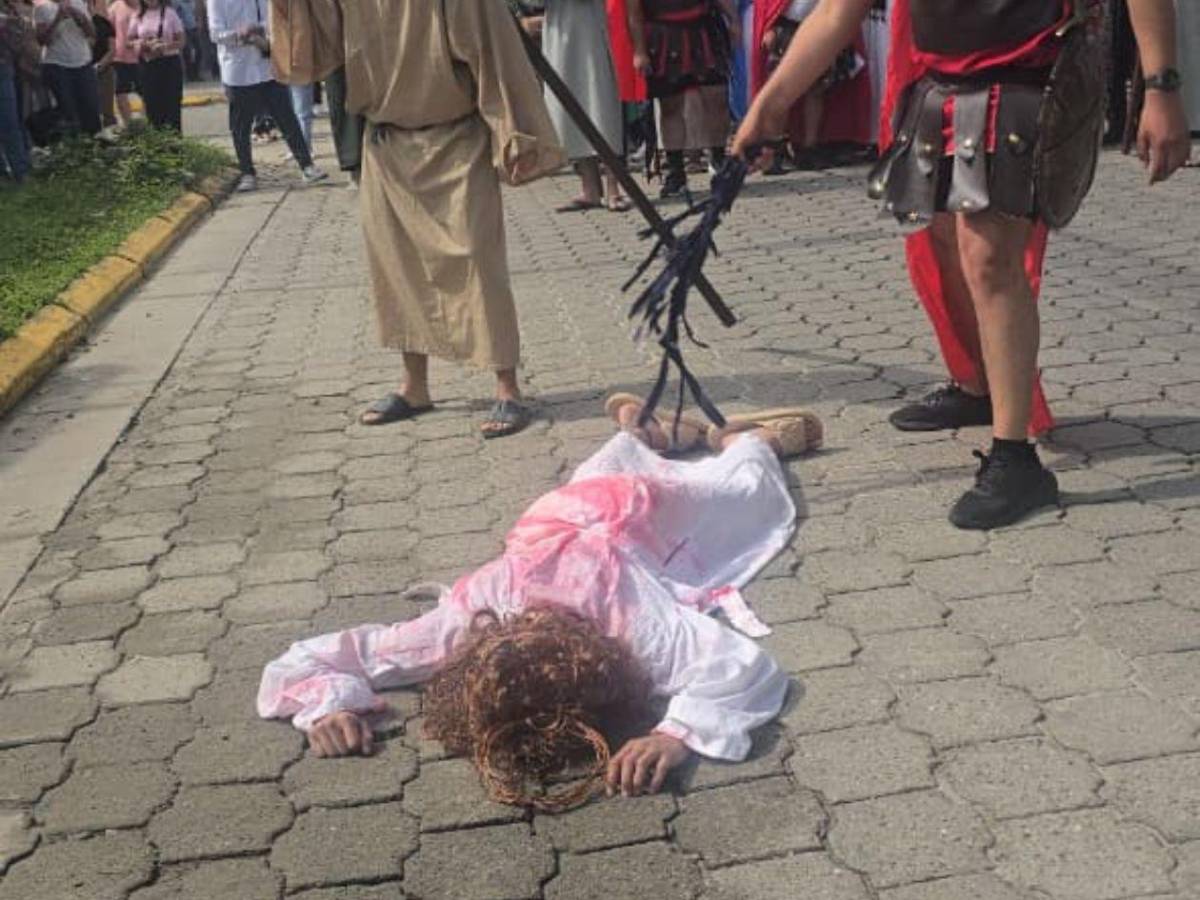 Fieles de parroquia Guadalupe participan en viacrucis