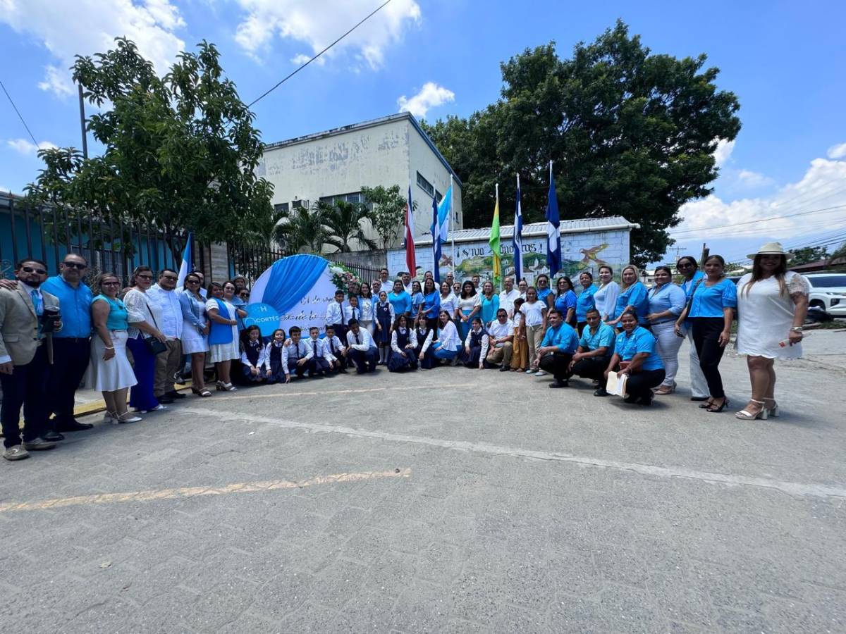Autoridades de Educación junto a estudiantes y docentes en el festejo del Día de la Bandera.