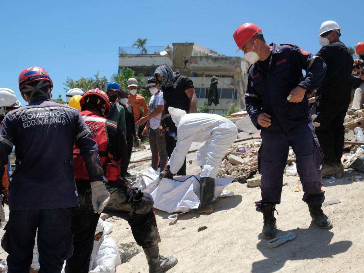 Polvo de los escombros enferma a familiares que buscaban víctimas del terremoto en Venezuela