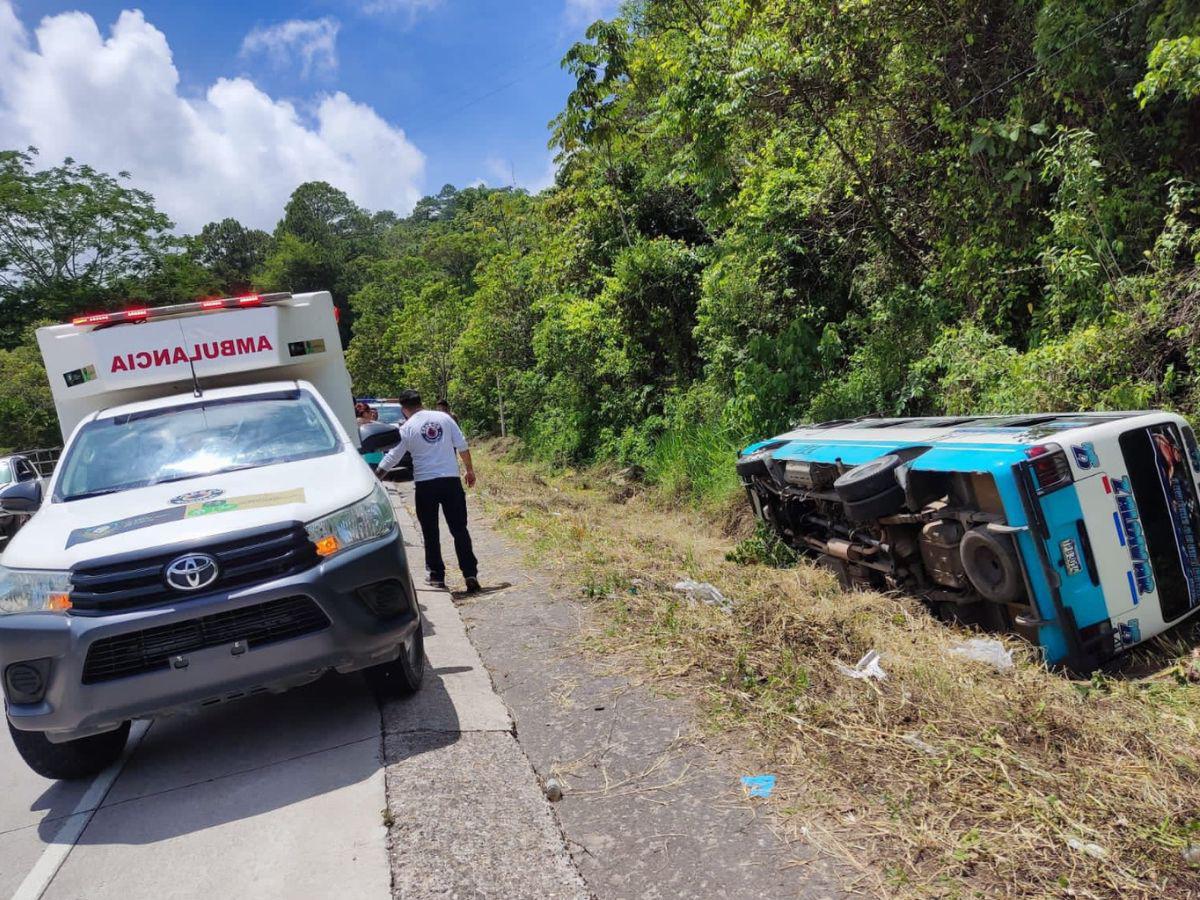 Bus vuelca en la “Vuelta la Carcajada” de Santa Rosa