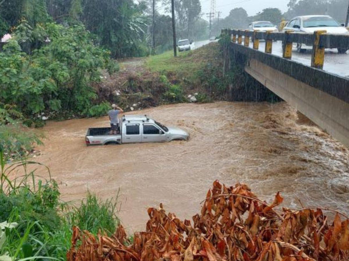 Conductor de vehículo queda atrapado al intentar cruzar quebrada