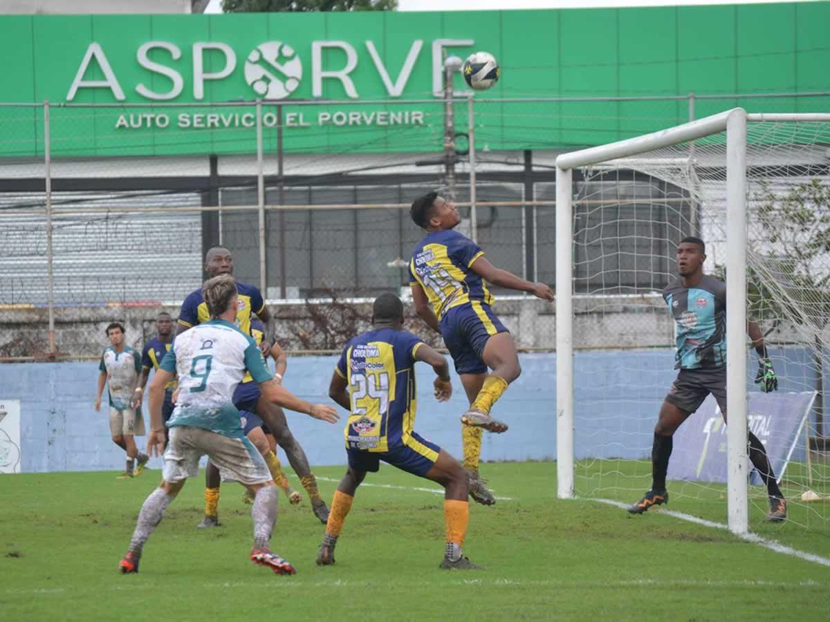 La defensa del CD Choloma despejando un centro en su área.