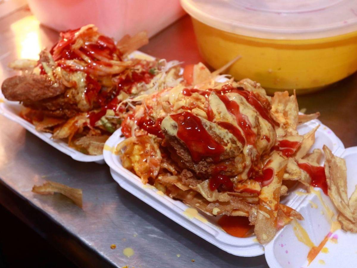 Crujiente y sabroso: así se sirve el pollo con tajadas en San Pedro Sula”