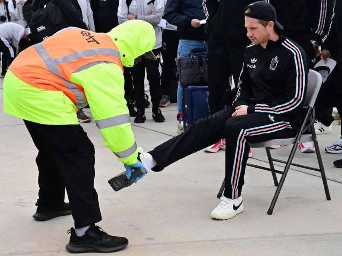 Como criminales: EEUU recibe con cacheos y perros rastreadores a selecciones del Mundial