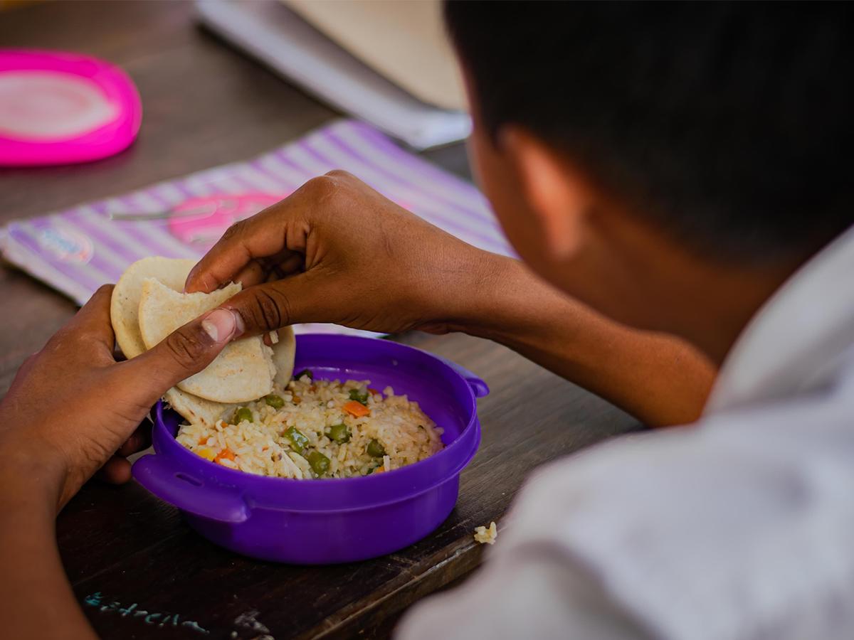 <i>Entre los alimentos que Incluye la ración seca están: arroz, frijoles, harina de maíz o trigo fortificada y aceite fortificado.</i>