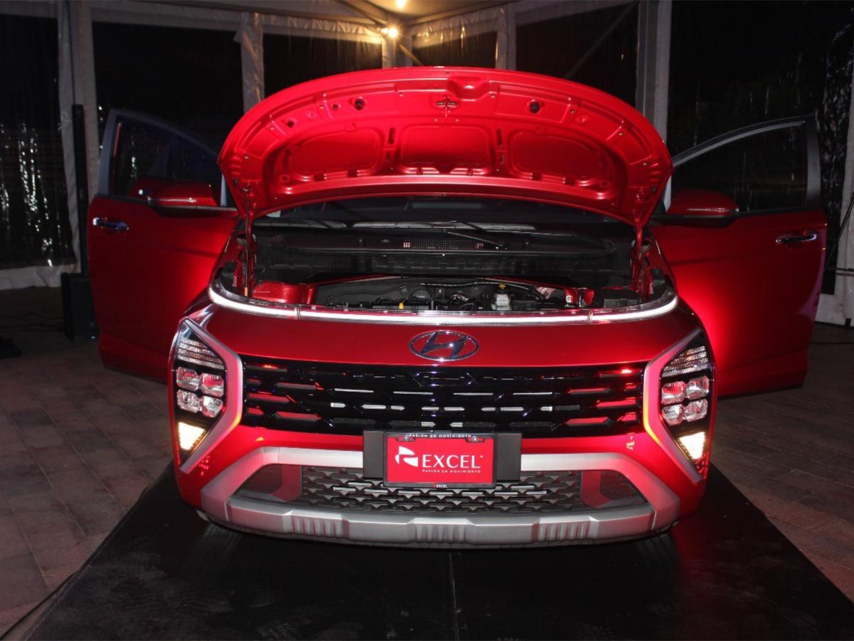 Este vehículo es ideal para familias, ofreciendo capacidad para siete pasajeros, tomas auxiliares en la consola central y parte trasera.