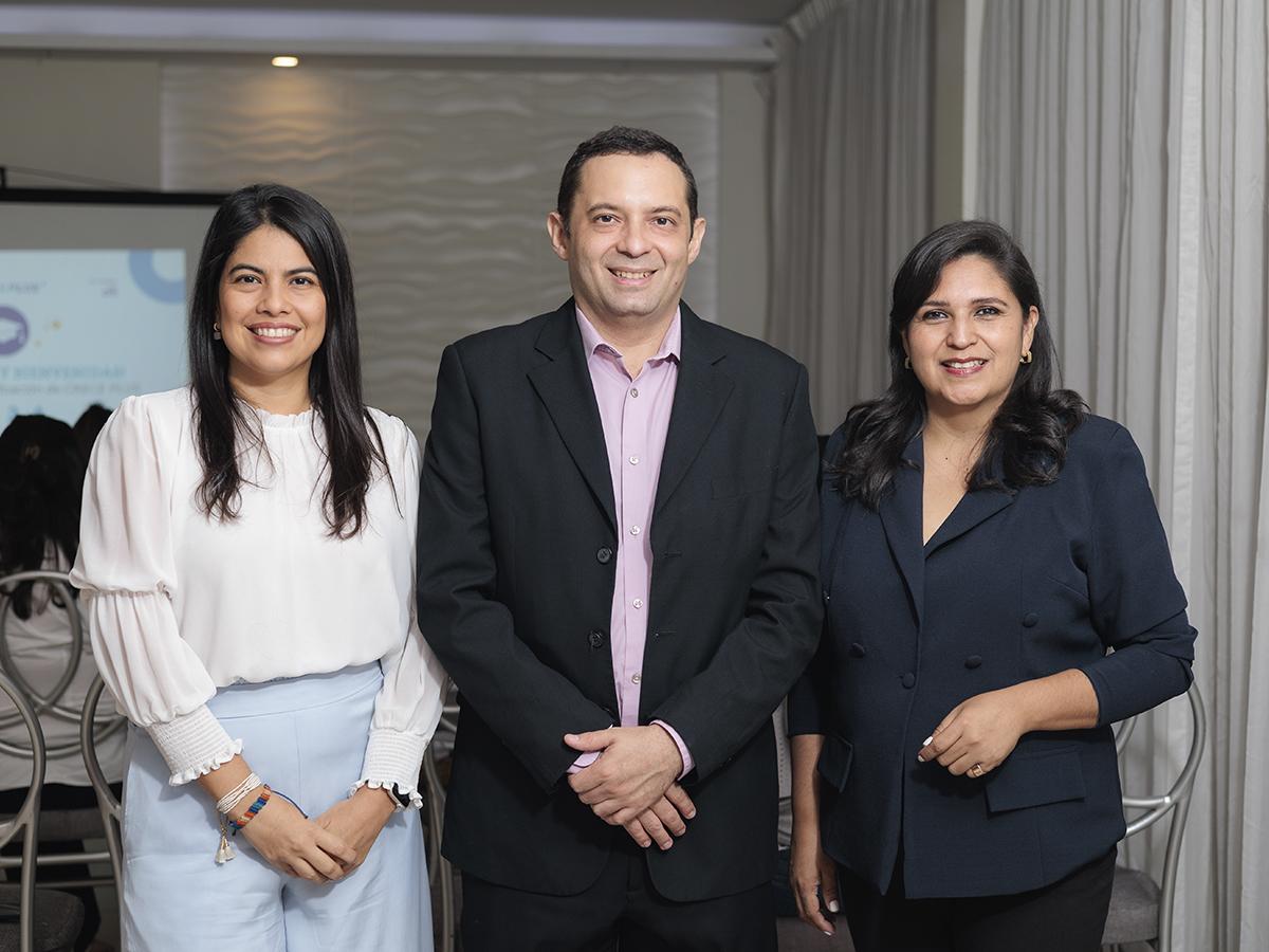 Ejecutivos de las empresas involucradas estuvieron presentes en el evento de graduación de los jóvenes emprendedores.