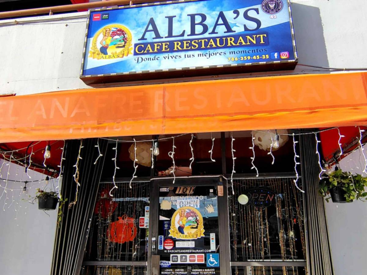 <b>‘Alba’s Cafe &amp; Restaurant’ </b>es el nombre del restaurante de la madre de David Ruiz. Se ubica en la 2901 sw 8 st Miami fl 33135.