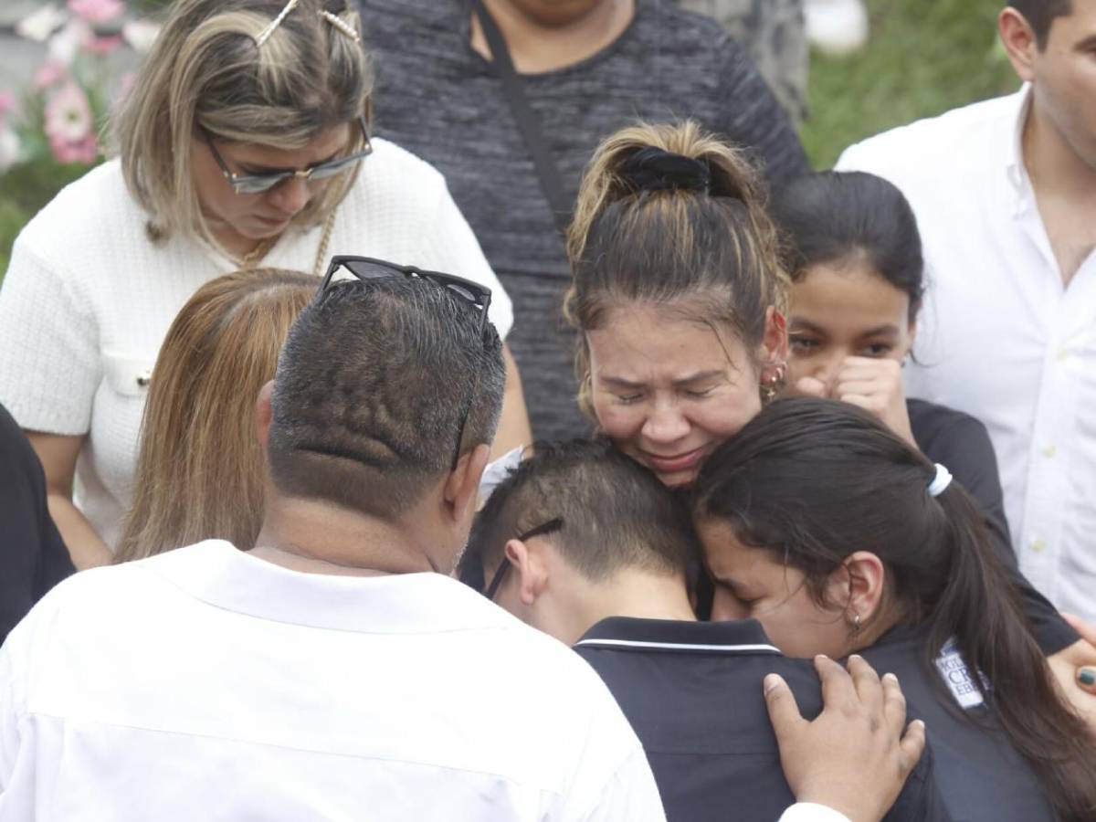 Consternación: Doña Estelina y familiares se quebrantaron en sepelio de Orinson Amaya