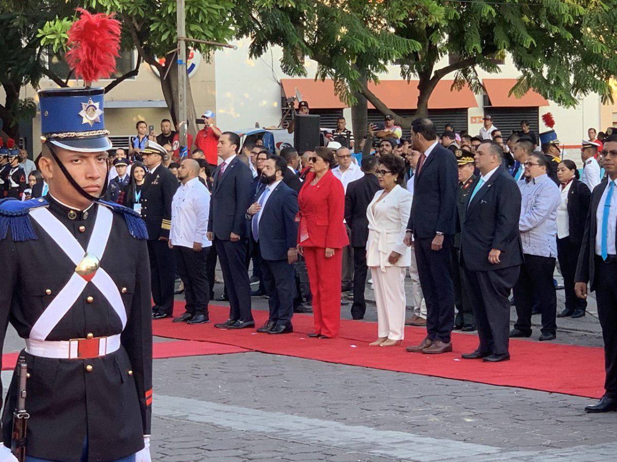 Los presidentes de los tres poderes del Estado presentes en los actos conmemorativos desarrollados en el Parque Central de Tegucigalpa.