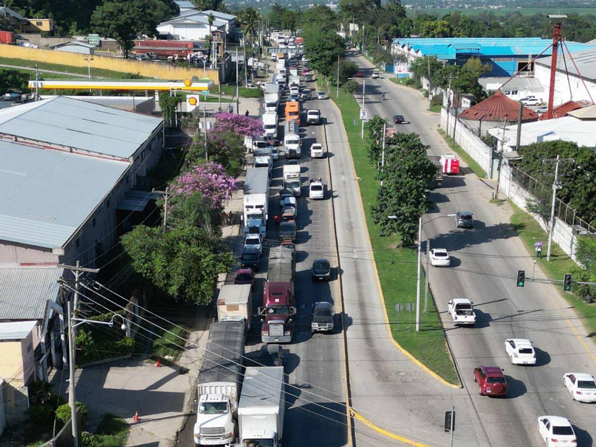 Largas filas al occidente de Honduras por reparación de carretera