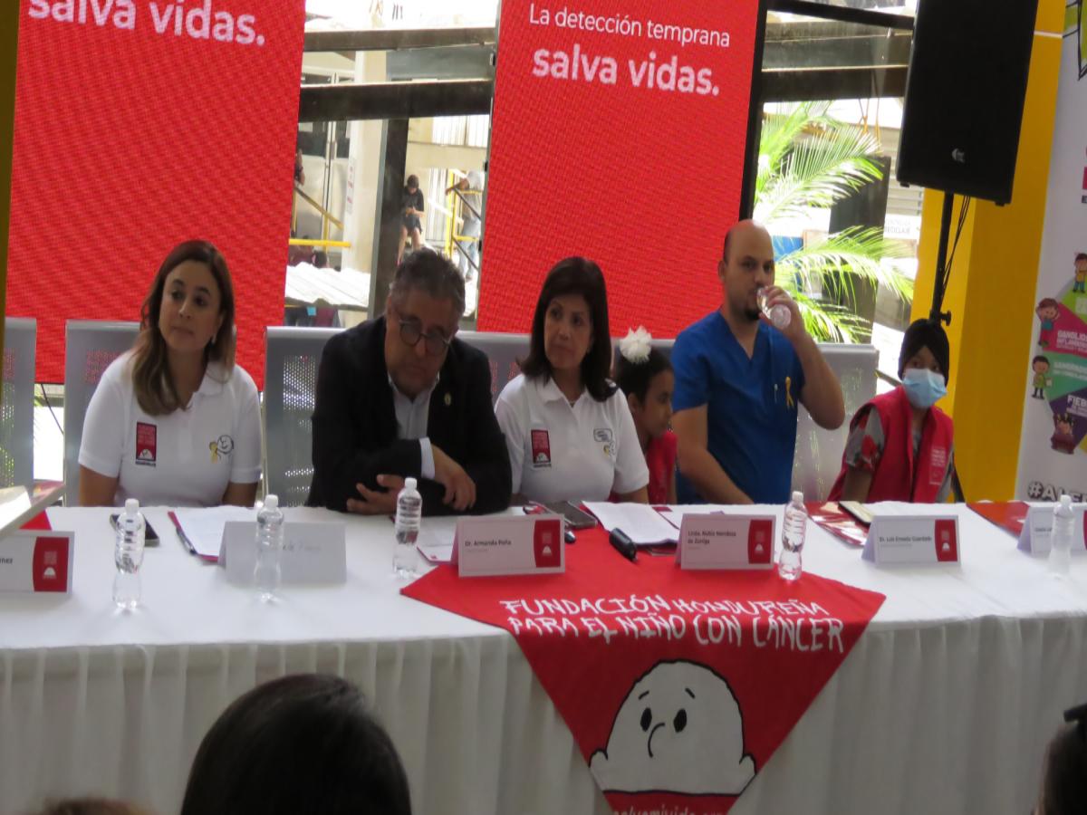 Lic. Karla Funes, Dr. Armando Peña, Lic. Nubia Mendoza, Dr. Luis Ernesto Guardado y la pequeña Gracia Alemán, paciente de la Fundación.