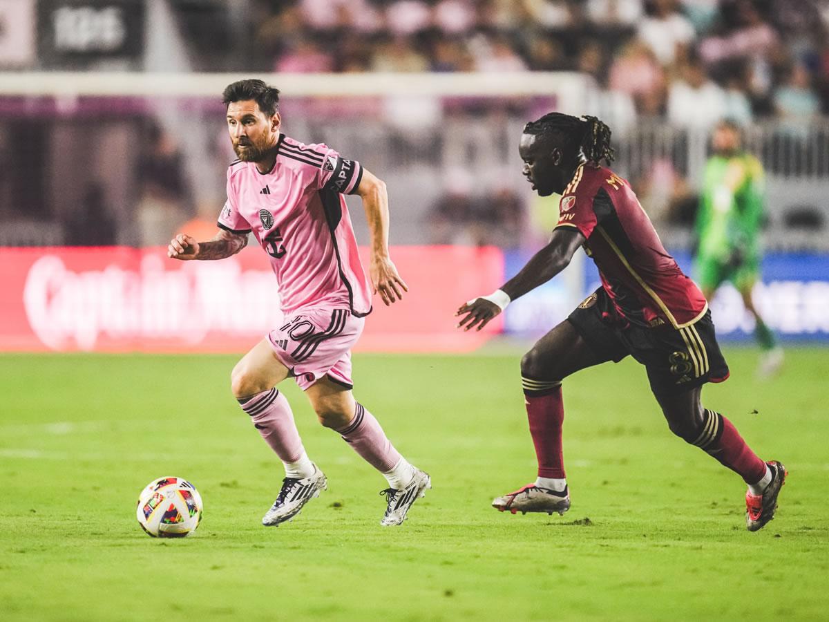 Messi conduciendo el balón en el partido contra el Atlanta United.