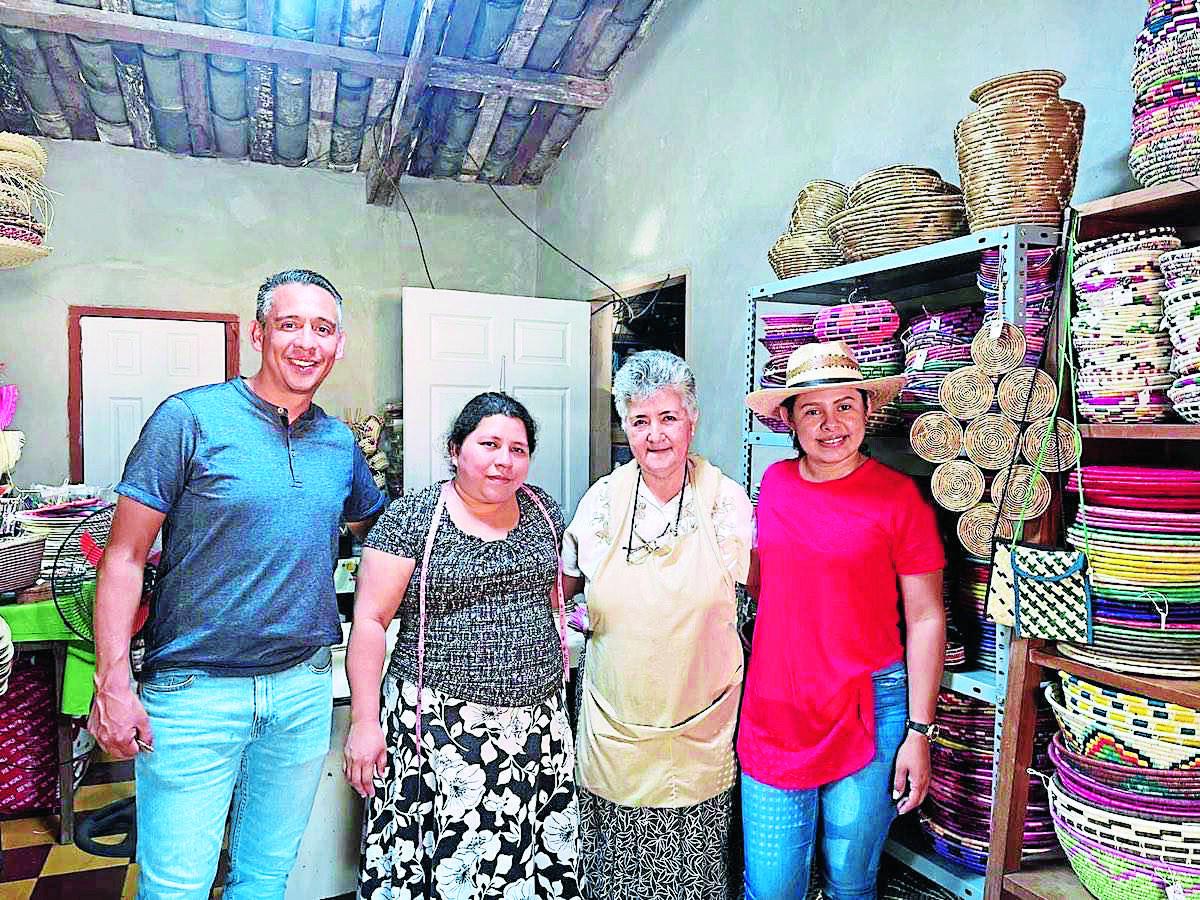 En sus cafeterías también promueven el trabajo de emprendedores y artesanos de la zona.
