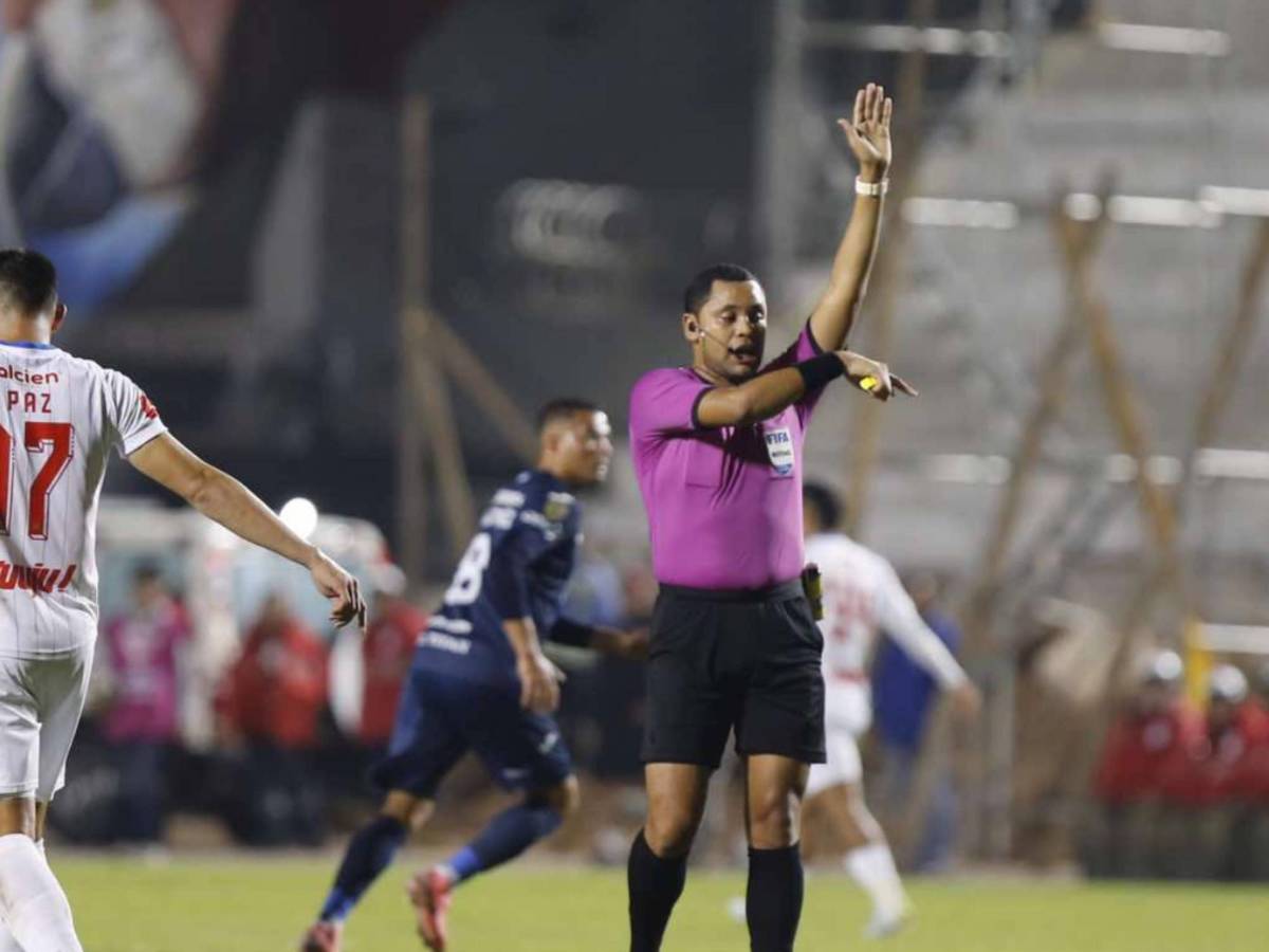 Selvin Brown tuvo un polémico trabajo arbitral en la final de ida.