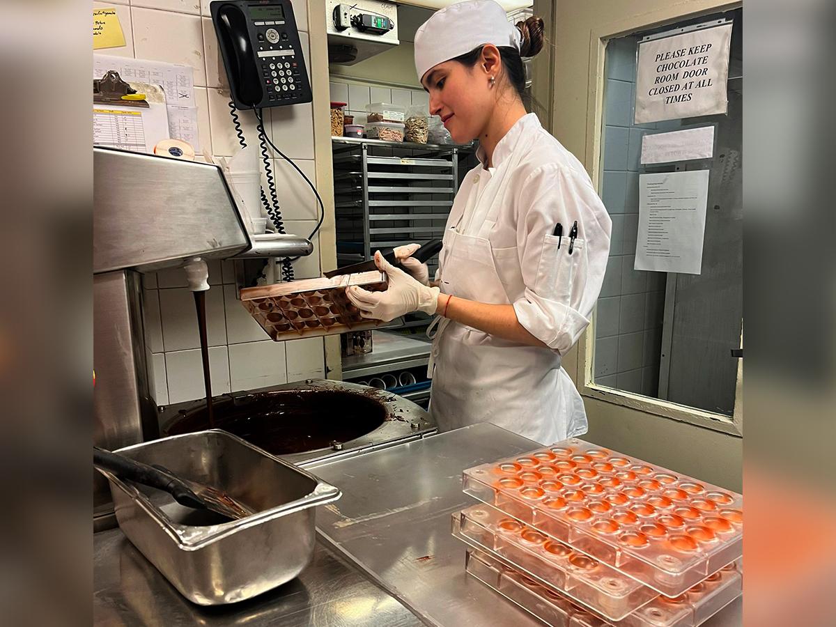 Chef Daniela elaborando los chocolates para el restaurante Jean Georges.