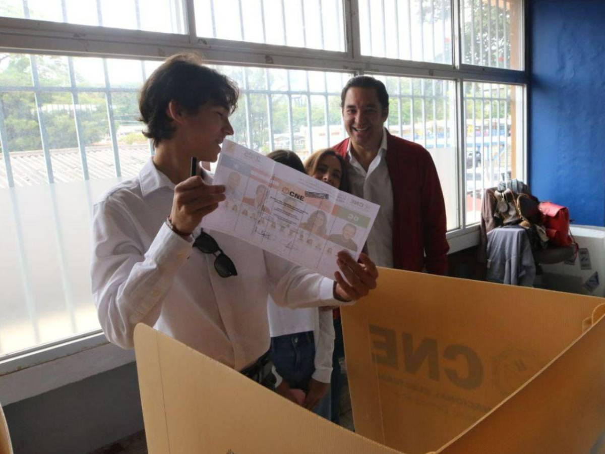 ¿Quién es el joven que acompañó a Héctor Zelaya a votar?