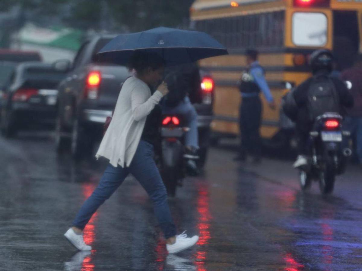 Onda tropical y vaguada dejan fuertes lluvias este domingo en Honduras
