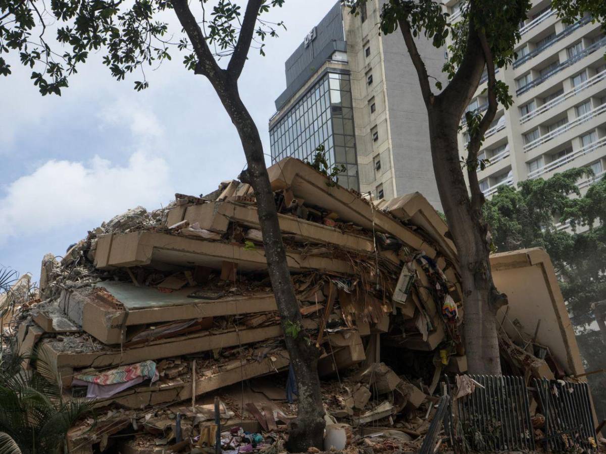 Necesitamos tapabocas por los olores: víctimas continúan bajo los escombros en Venezuela