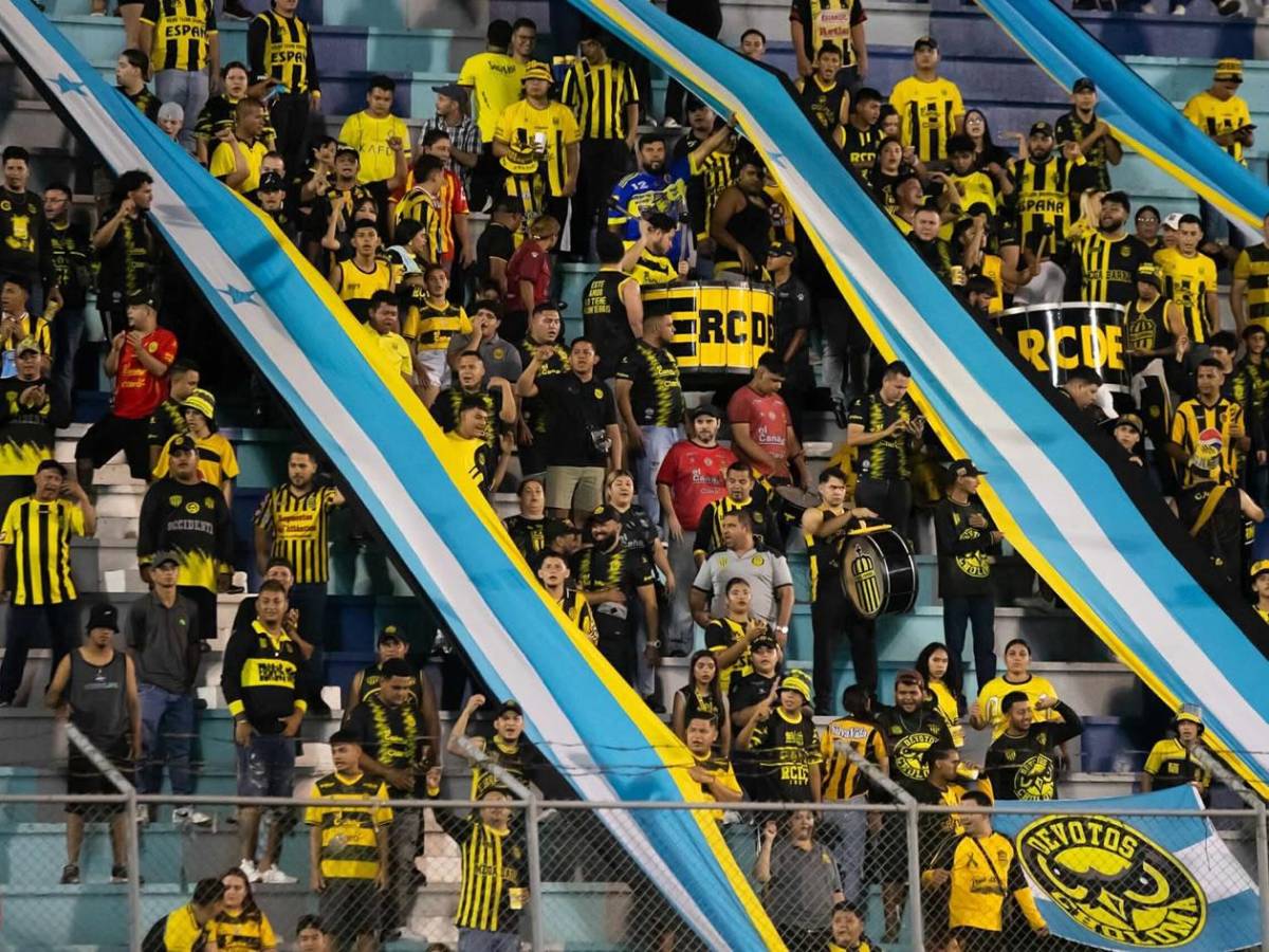 La alegría de Real España, grave lesión, jugador caminó descalzoy linda chica enamora